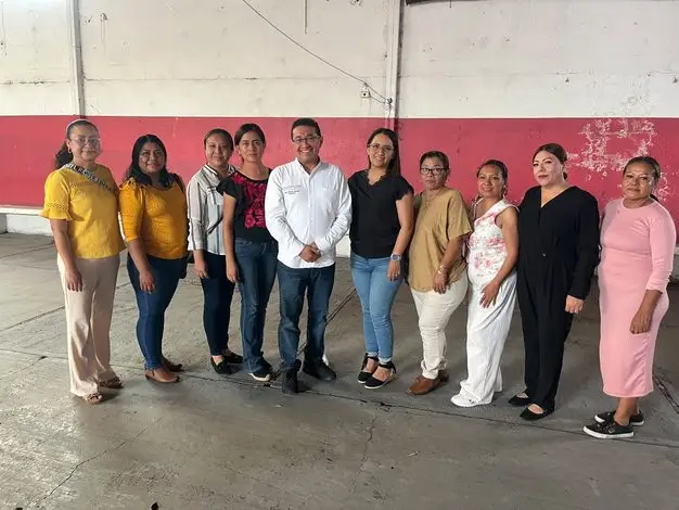 Reconocen en Chietla a personal administrativo y de apoyo del sector educativo