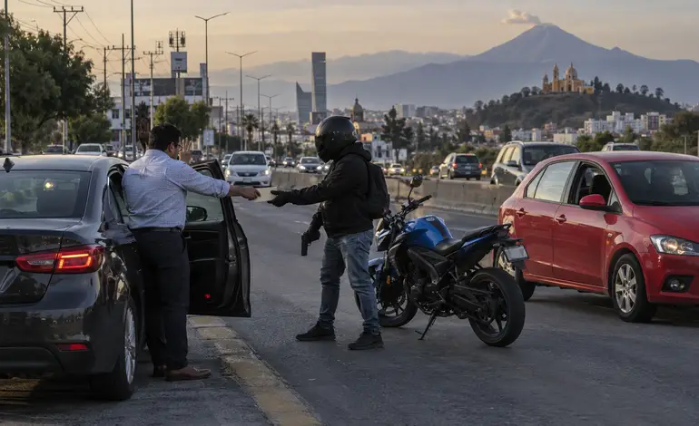 Cazan a cuentahabiente en la Recta a Cholula y le roban 226 mil pesos