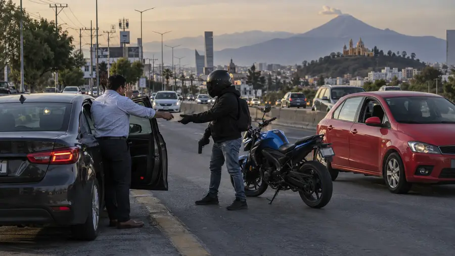 Cazan a cuentahabiente en la Recta a Cholula y le roban 226 mil pesos