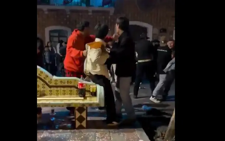 Se les pasó la fiesta: jóvenes protagonizan riña tras el Grito en Atlixco