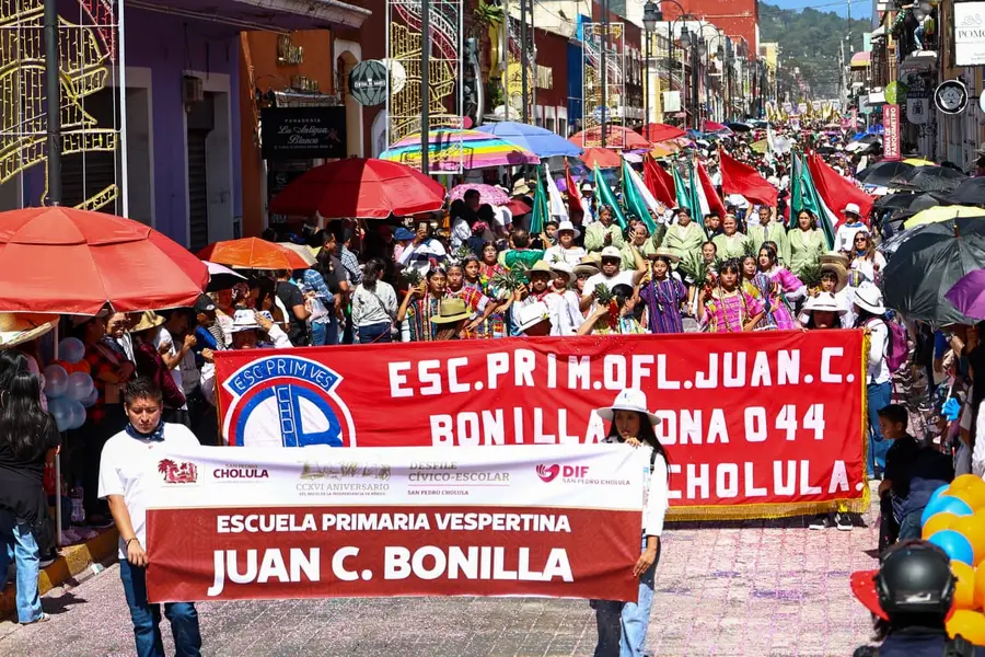 Más de 6 mil personas participan en desfile patrio de San Pedro Cholula
