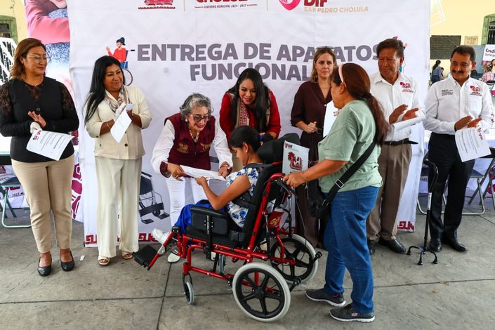 Retoman “Miércoles del Pueblo” en Cholula; DIF entrega sillas de ruedas y auxiliares auditivos
