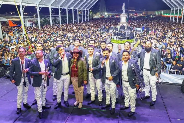 Banda Tierra Sagrada pone a bailar a miles en la Feria de Cholula