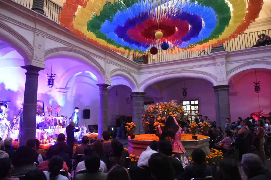 BUAP inaugura altar de Día de Muertos dedicado a artistas universitarios en la Casa de la Bóveda