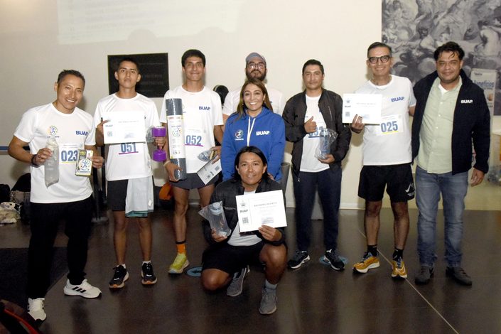 Trabajadores BUAP desafían las escaleras en la Carrera Vertical 2026