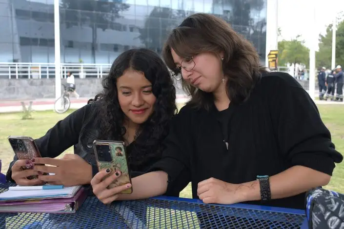 BUAP analiza impacto de redes sociales, desinformación e inteligencia artificial