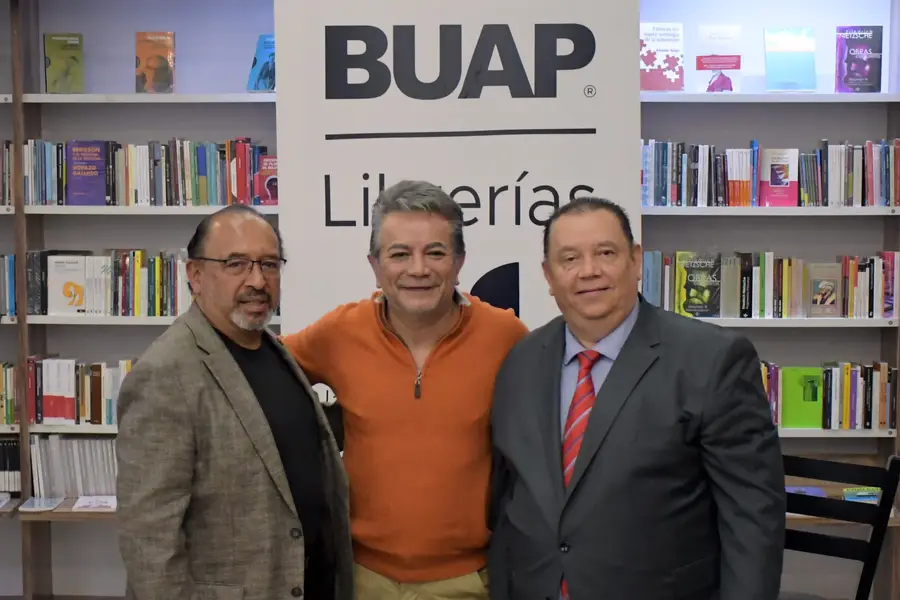 Freddy Ortega presenta en la BUAP su autobiografía y reivindica el humor como refugio ante la adversidad