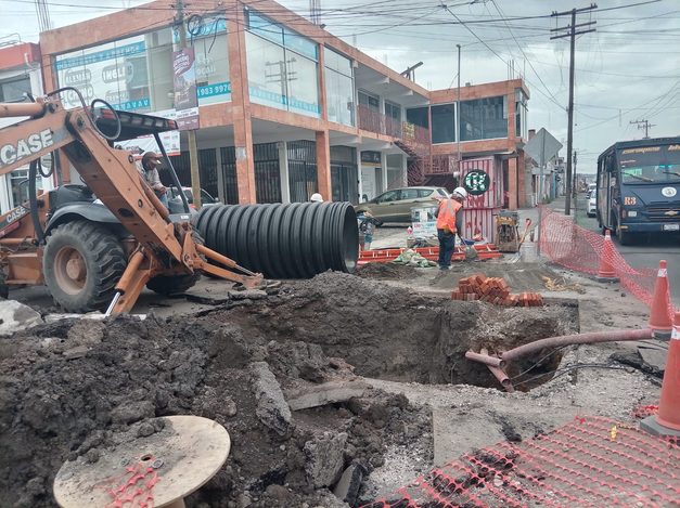 Agua de Puebla repara fuga y hundimiento en la 25 Sur; renovará agua, drenaje y pavimento