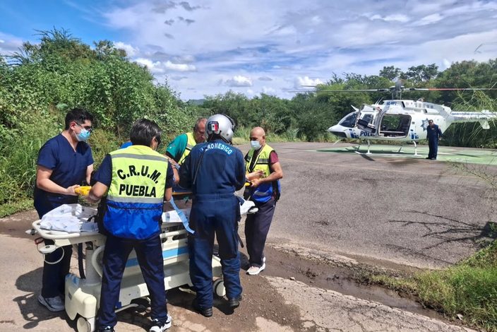 Trasladan en ambulancia aérea a paciente con tumor cerebral de Acatlán a Tehuacán