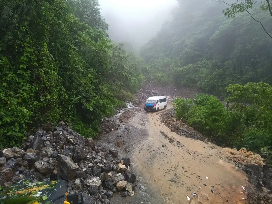 Liberan carreteras tras deslaves en la Sierra Norte de Puebla; continúan trabajos en tramos afectados