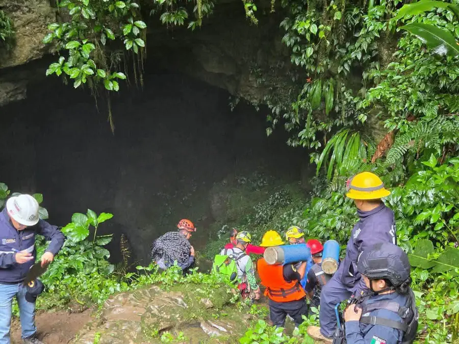 Lluvias impiden rescatar cuerpos de familia atrapada en gruta de Cuetzalan; operativo sigue activo