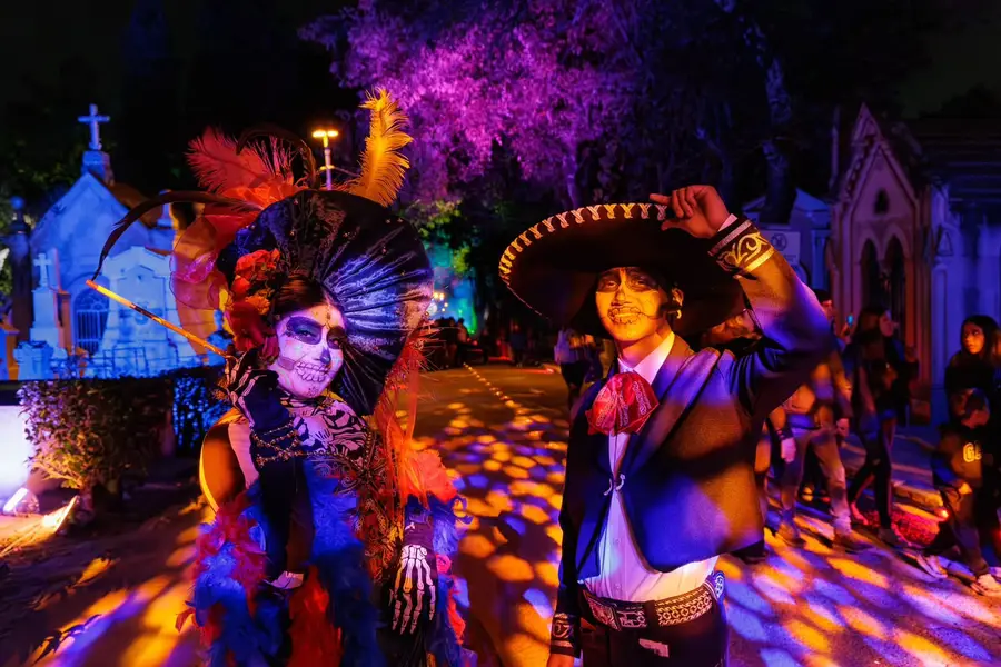 Más de 3 mil personas visitan el Panteón Municipal de Puebla en el arranque de recorridos nocturnos