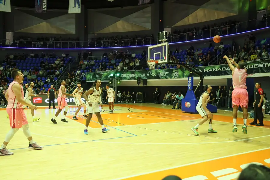 Armenta respalda al básquetbol profesional en Puebla durante partido de Lobos BUAP y Panteras