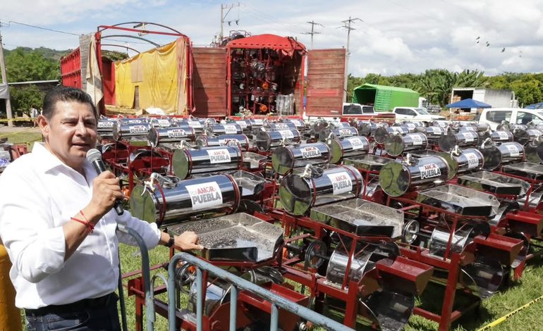 Armenta entrega 30 millones de pesos en apoyos al campo y anuncia más obras comunitarias en Puebla