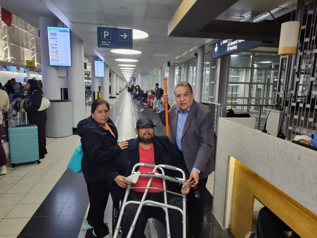 Tras dos meses hospitalizado en Chicago, migrante poblano regresa a casa en vuelo directo