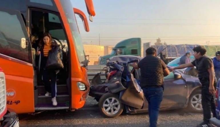 Autobús con 30 maestros sufre accidente en la Puebla-Acatzingo; una docente termina hospitalizada