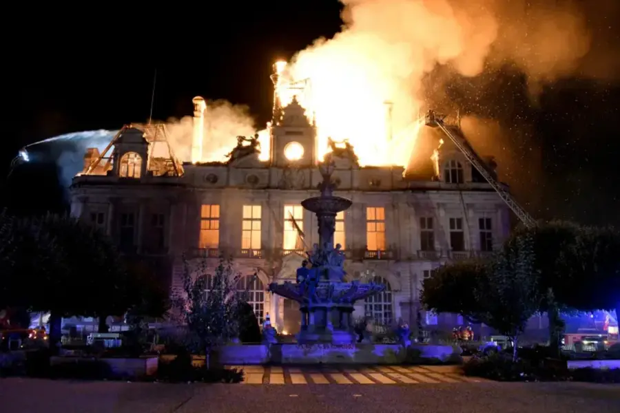 Francia estalla en protestas: 1,200 detenidos, edificios incendiados y medio millón de manifestantes