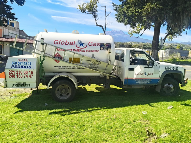 Detienen a dos hombres con 2 mil 800 litros de gas LP de procedencia no acreditada en Tlahuapan
